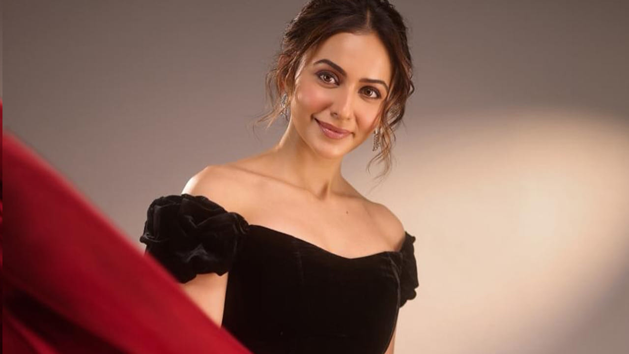 టాలీవుడ్ స్టార్ హీరోయిన్ రకుల్ ప్రీత్ సింగ్ గురించి ప్రత్యేకంగా చెప్పాల్సిన పని లేదు. ఈ ముద్దుగుమ్మ మొదటి సినిమాతోనే కుర్రకారు మనసు దోచి, ఫేవరెట్ బ్యూటీగా నిలిచింది. తర్వాత వరసగా సినిమాలు చేస్తూ టాలీవుడ్‌లో సందడి చేసింది. 