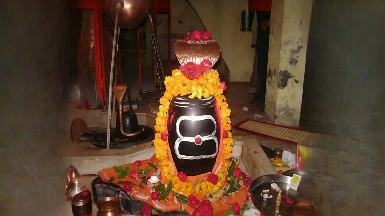 రామేశ్వరం జ్యోతిర్లింగంః 

రామేశ్వరం జ్యోతిర్లింగం రామాయణంతో లోతైన సంబంధం కలిగి ఉంది. ఈ ఆలయం పవిత్ర జల ఆచారాలకు ప్రసిద్ధి చెందింది. ఇక్కడ కూడా, జ్యోతిర్లింగాన్ని నేరుగా తాకడం నిషేధించబడింది.
