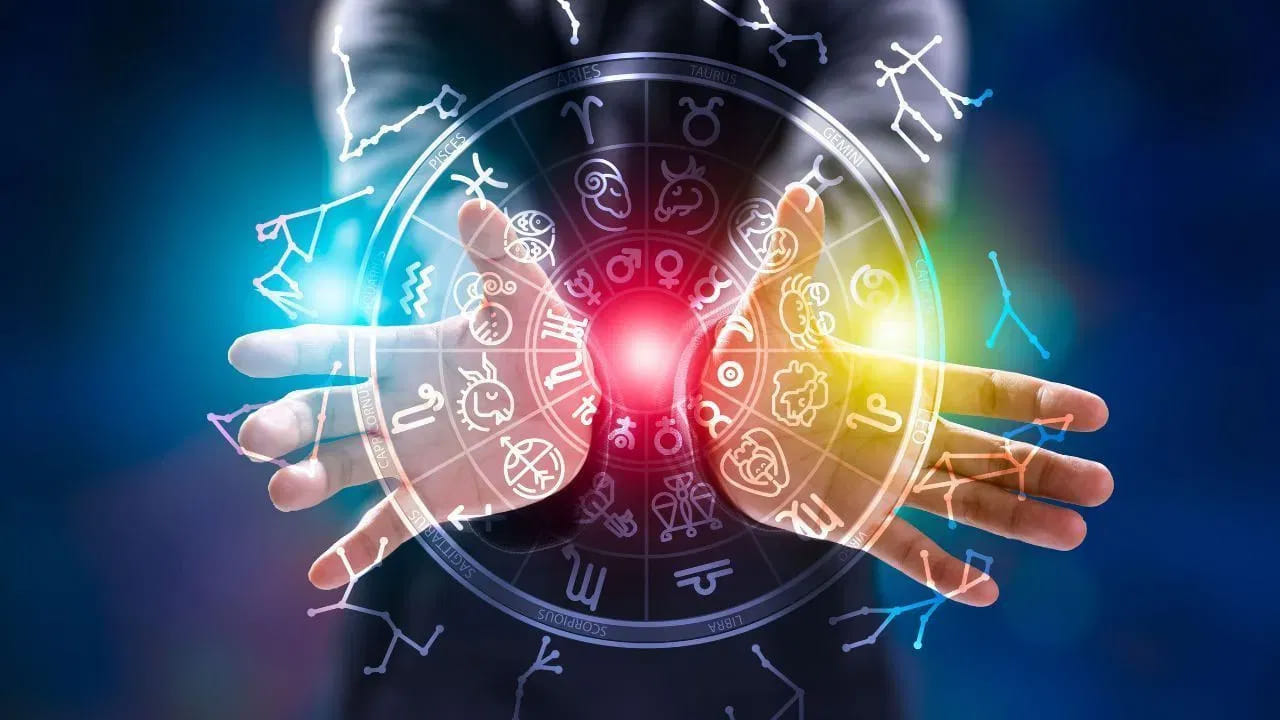 జీవితంలో విజయం సాధించాలని అందరూ  కోరుకుంటారు. అయితే ఆ విజయానికి చేరుకునే మార్గం ప్రతి ఒక్కరికీ భిన్నంగా ఉంటుంది. కొందరు కష్టపడి, ఎన్నో అడ్డంకులను ఎదుర్కొని ముందుకు సాగుతారు. మరికొందరు మాత్రం తమ తెలివితేటలు, చురుకుదనం, వ్యూహాత్మక ఆలోచనతో సులభమైన మార్గాలను కనుగొని వేగంగా విజయాన్ని అందుకుంటారు. సత్వరమార్గం అనేది తప్పు మార్గం కాదు. అది సమయం, శ్రమ, శక్తిని ఆదా చేసే తెలివైన పద్ధతి. జ్యోతిషశాస్త్రం ప్రకారం, కొన్ని రాశుల వారికి సహజంగానే ఈ విధమైన వ్యూహాత్మక ఆలోచన ఉంటుంది. వారు క్లిష్ట పరిస్థితుల్లో కూడా సులభ పరిష్కారాలను కనుగొని విజయాన్ని చేరుకుంటారు. అలాంటి రాశుల గురించి ఇప్పుడు తెలుసుకుందాం.
