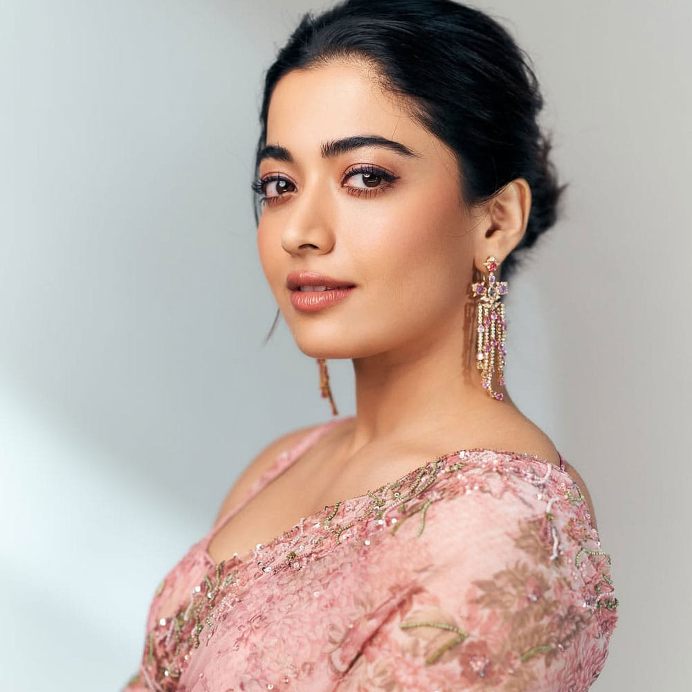 ఆమె మరెవరో కాదు.. హీరోయిన్ రష్మిక మందన్నా. కర్ణాటకలోని విరాజ్‌పేటలో ఒక మధ్యతరగతి కొడవ హిందూ కుటుంబంలో ఏప్రిల్ 1996లో జన్మించింది. సాధారణ కుటుంబం నుండి వచ్చిన అమ్మాయి ఇప్పుడు పాన్ ఇండియా లెవల్లో క్రేజ్ సొంతం చేసుకుంది. రష్మికకు భారీ అభిమానులు ఉన్నారు.