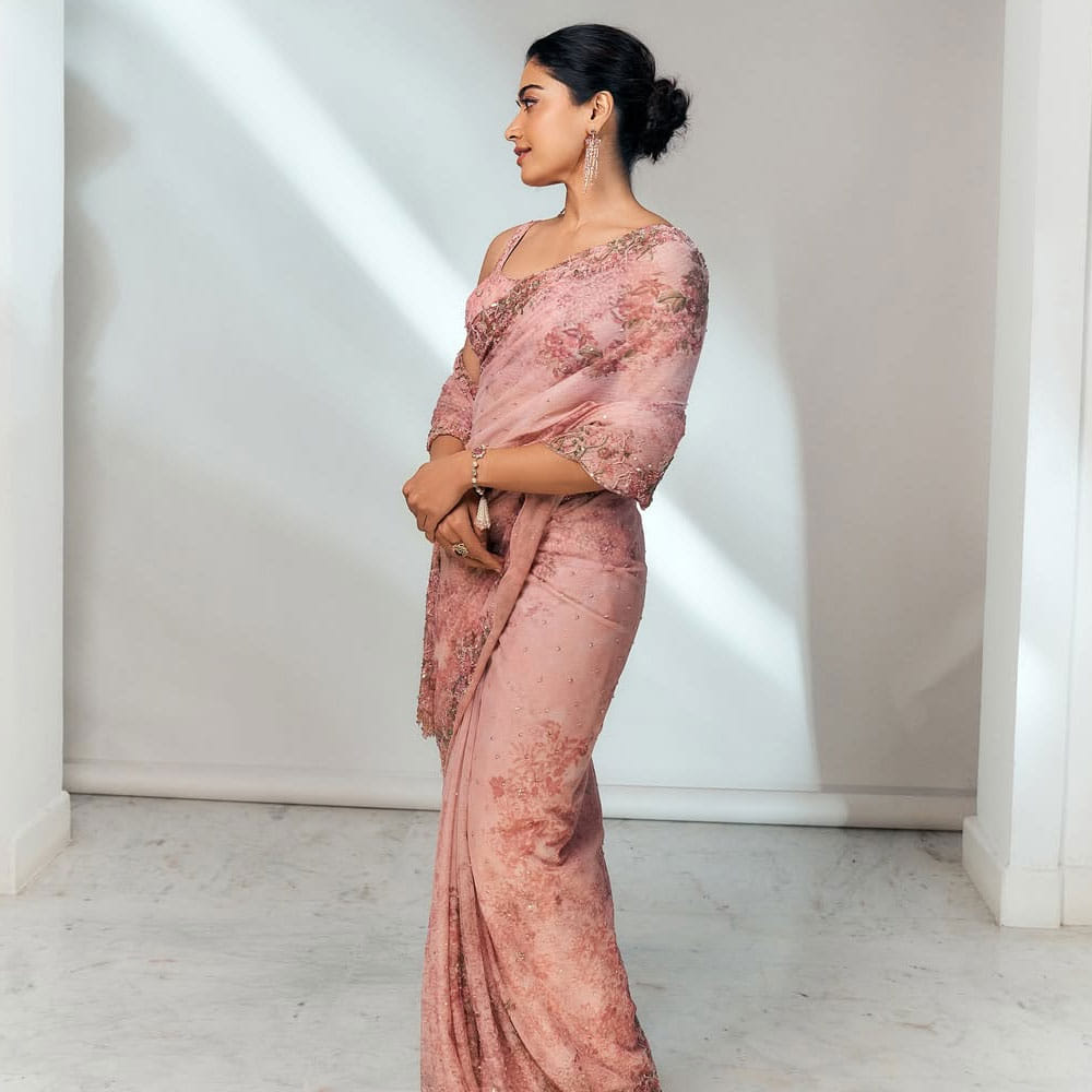 తక్కువ సమయంలోనే పాన్ ఇండియా లెవల్లో క్రేజ్ సొంతం చేసుకుంది. ఇప్పుడు ఒక్కో సినిమాకు రూ.10 కోట్ల పారితోషికం తీసుకుంటుంది. అలాగే ఇప్పుడు ఆమె పేరు ఫిల్మ్ వర్గాల్లో మారుమోగుతుంది. ఫిబ్రవరి 26న విజయ్ దేవరకొండతో వైవాహిక బంధంలోకి అడుగుపెట్టింది. 