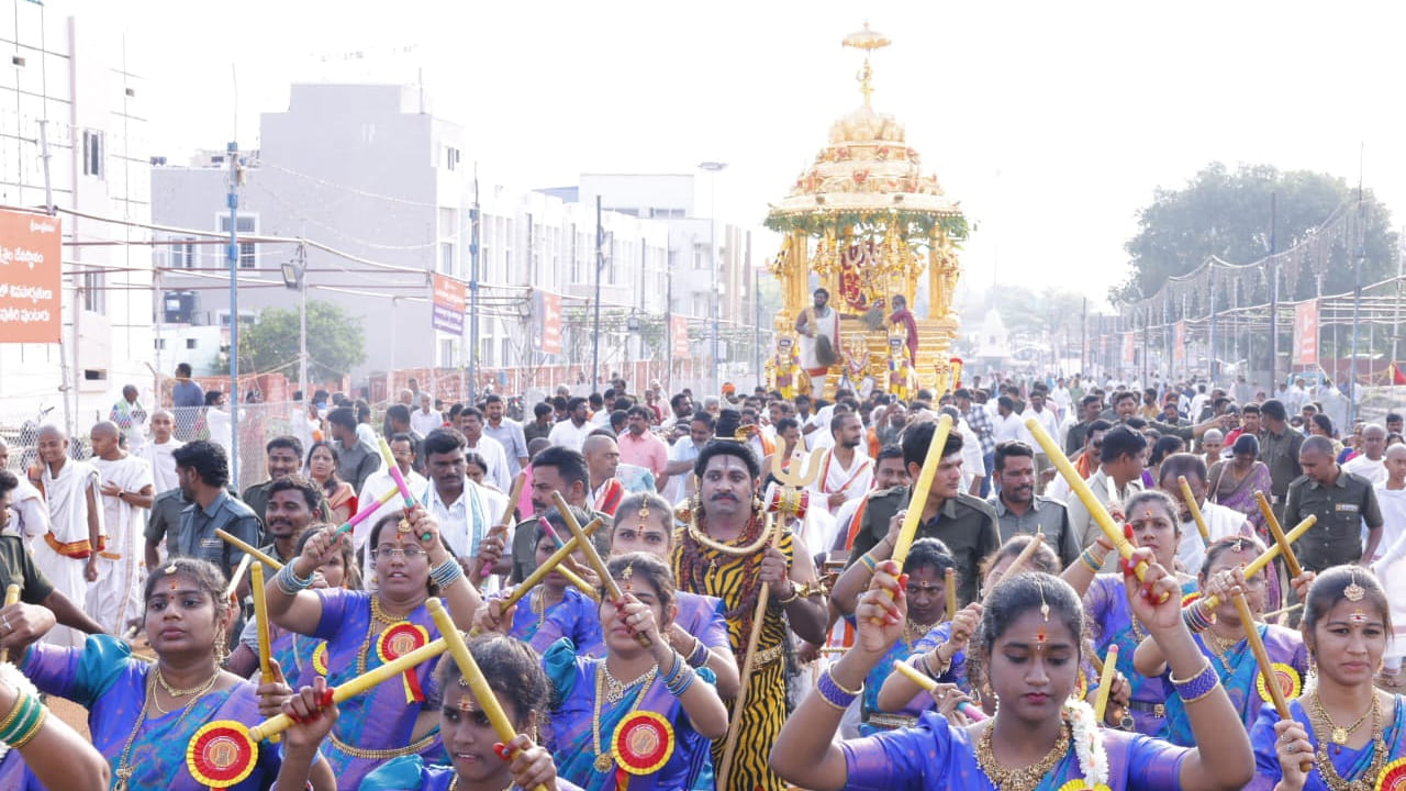 భక్తుల శివనామస్మరణతో వేదమంత్రాల నడుమ ఉదయం గం.7.30లకు  ఈ స్వర్ణ రథోత్సవం ప్రారంభమైంది. గంగాధర మండపం నుంచి నంది మండపం వరకు ఈ రథోత్సవాన్ని నిర్వహించారు.
