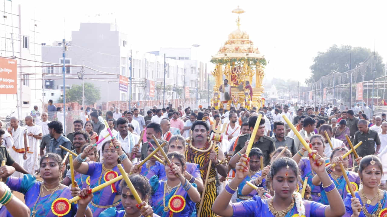 భక్తుల శివనామస్మరణతో వేదమంత్రాల నడుమ ఉదయం గం.7.30లకు  ఈ స్వర్ణ రథోత్సవం ప్రారంభమైంది. గంగాధర మండపం నుంచి నంది మండపం వరకు ఈ రథోత్సవాన్ని నిర్వహించారు.