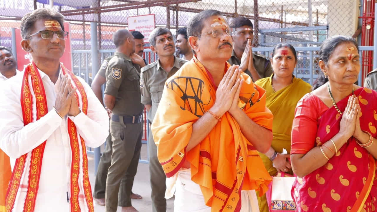 సంప్రదాయ కళల పరిరక్షణలో భాగంగా రథోత్సవంలో పలు కళా బృందాల కోలాటం,తప్పెట చిందులు,జానపద కళారూపాలు  సంప్రదాయ నృత్యం చేశారు. స్వర్ణ రథోత్సవం కార్యక్రమంలో ధర్మకర్తల మండలి అధ్యక్షులు పోతుగుంట రమేష్‌నాయుడు,ఈఓ యం. శ్రీనివాసరావు,అర్చకస్వాములు, దేవస్థానం సిబ్బంది పెద్దఎత్తున భక్తులు పాల్గొన్నారు.