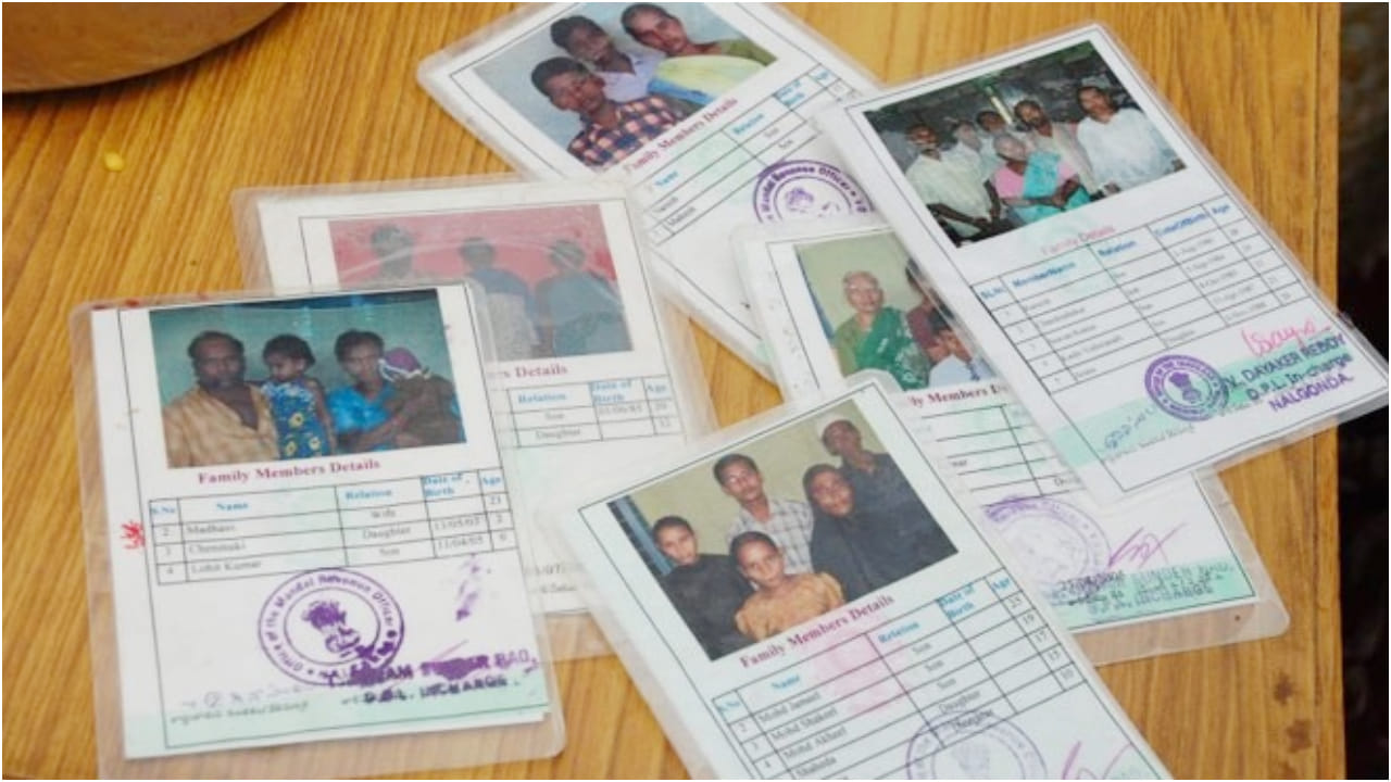  Ration Card New Rules: మీరు కొత్త రేషన్ కార్డు పొందాలని ప్లాన్ చేస్తుంటే లేదా మీకు ఇప్పటికే రేషన్‌ కార్డు ఉన్నట్లయితే మీకో అలర్ట్‌. ప్రభుత్వం ఏప్రిల్ 1, 2026 నుండి కఠినమైన నియమాలను అమలు చేయాలని నిర్ణయించింది. రేషన్ కార్డు జాబితా నుండి అనర్హులైన వ్యక్తులను తొలగించడం, ప్రయోజనాలు నిజంగా అవసరమైన వారికి చేరేలా చూడటం ఈ నియమాల లక్ష్యం. అందువల్ల రేషన్ కార్డు వ్యవస్థలో పారదర్శకతను తీసుకురావడానికి కేంద్ర, రాష్ట్ర ప్రభుత్వాలు 2026 కోసం కొత్త నియమాలను ప్రకటించాయి. ఢిల్లీ, ఉత్తరప్రదేశ్, బీహార్ వంటి రాష్ట్రాల్లో రిజిస్ట్రేషన్ ప్రక్రియ ఇప్పుడు పూర్తిగా డిజిటల్‌గా మారింది. రాబోయే రోజుల్లో అన్ని రాష్ట్రాల్లో పూర్తిగా డిజిటల్‌గా మార్చే అవకాశాలు ఉన్నాయి.