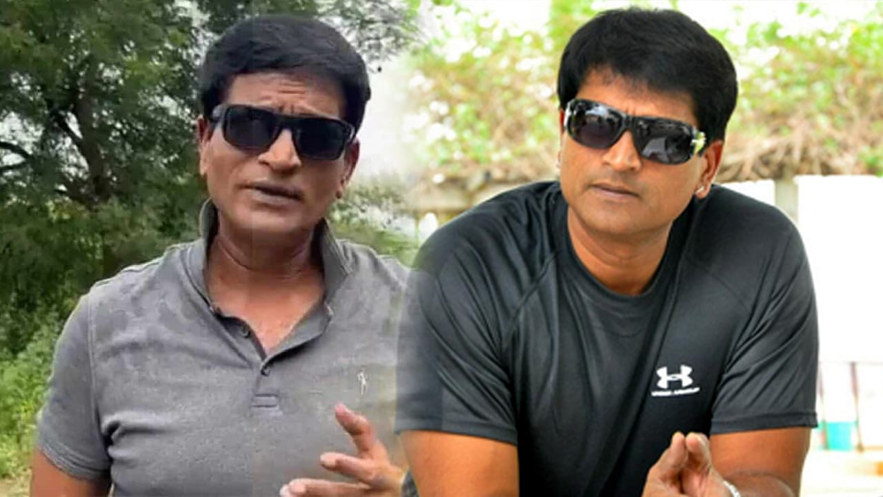 Actor : అందంగా లేని హీరోని పెట్టి తీయడం వల్లే ఆ సినిమా ప్లాప్ అయ్యింది.. నటుడు రవిబాబు..