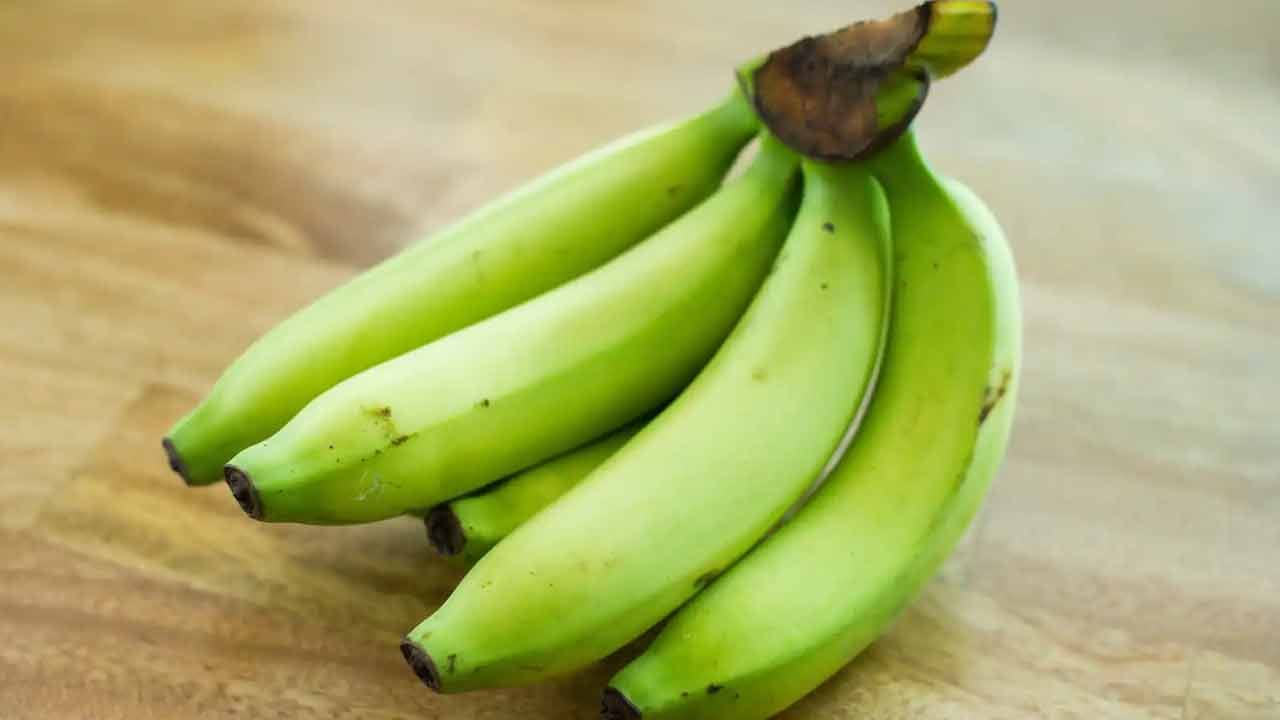 పచ్చి అరటికాయలో ఫైబర్ పుష్కలంగా ఉంటుంది. ఇది మిమ్మల్ని ఎక్కువసేపు కడుపు నిండి ఉండేలా చేస్తుంది. అతిగా తినకుండా నిరోధిస్తుంది. కడుపు నిండి ఉండటం వల్ల అనారోగ్యకరమైన ఆహారాలను నివారించవచ్చు. అంటే ఇది అనేక విధాలుగా బరువు తగ్గడానికి మీకు సహాయపడుతుంది.