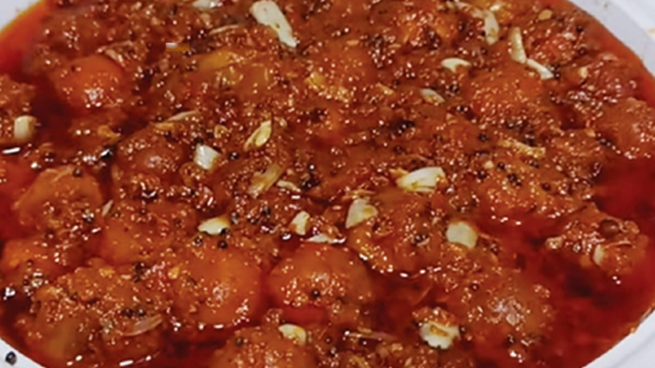 
రోట్లో నూరిన తర్వాత ఈ పచ్చడిని గాలి చొరబడని పాత్రలో పెట్టుకుంటే ఇది ఎక్కువ రోజులు ఉంటుంది. మీరు ఎప్పుడు ఇడ్లీ దోసెలు వేసుకున్నా చట్నీ ఇది వేసుకుని తింటే రెండు తినే వాళ్లు నాలుగు తింటారు. 
