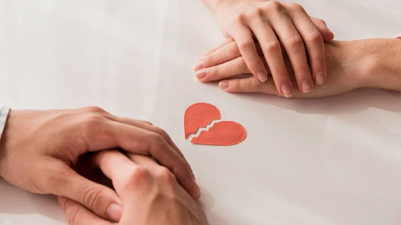 మీ పాట్నర్‌లో ఈ మార్పులు గమనిస్తే.. జాగ్రత్త.. మీరు త్వరలోనే విడిపోబోతున్నారని అర్థం!