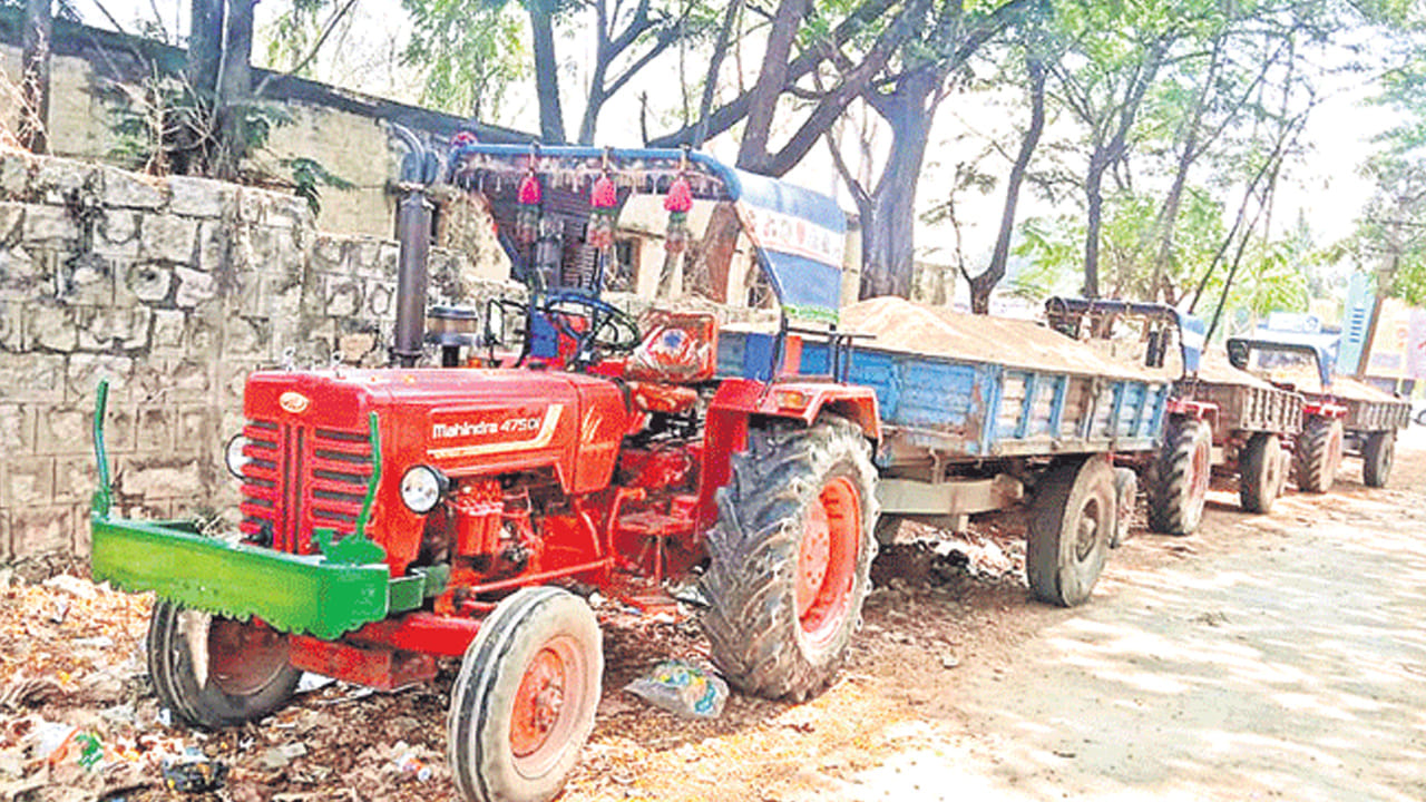 Andhra: చెక్‌పోస్ట్ దగ్గర అనుమానాస్పదంగా కనిపించిన ట్రాక్టర్.. ఆపి చూడగా.. అందులో.!