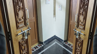 Telangana: నిద్ర చేసేందుకు రాత్రి ఆలయానికి వెళ్లారు.. తెల్లారేసరికి తిరిగి ఇంటికి చేరుకోగా..