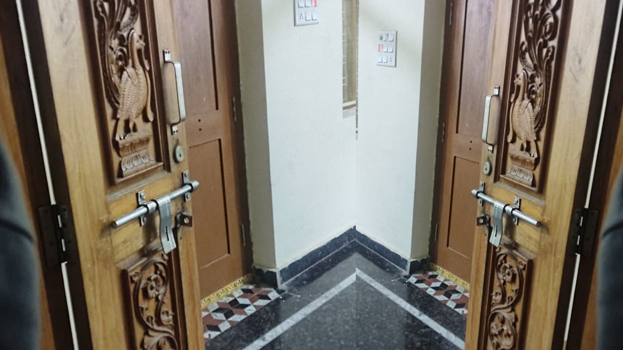 Telangana: నిద్ర చేసేందుకు రాత్రి ఆలయానికి వెళ్లారు.. తెల్లారేసరికి తిరిగి ఇంటికి చేరుకోగా..