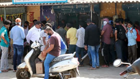 ముసలవ్వ ఒంటరిగా ఉందని షాప్‌లోకి వచ్చారు.. ఆమెను సామాన్ల కోసం