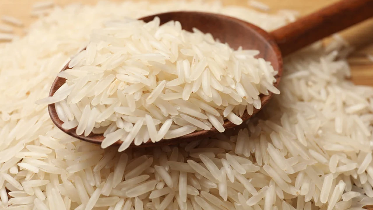 బాస్మతి రైస్ సాధారణ బియ్యం లాగా కాకుండా వీటిని బాగా ఉడకనివ్వాలి. దాని కోసం నీటిని ఎక్కువగా తీసుకోవాలి.
నీరు సరిపోను తీసుకోకపోతే బియ్యం సరిగ్గా ఉడకవు.  అలాగే, నీరు ఎక్కువైనా కూడా అన్నం మెత్తగా అయిపోతుంది. కాబట్టి, కప్పు బాస్మతి బియ్యానికి 2 కప్పుల నీటిని తీసుకోండి.
