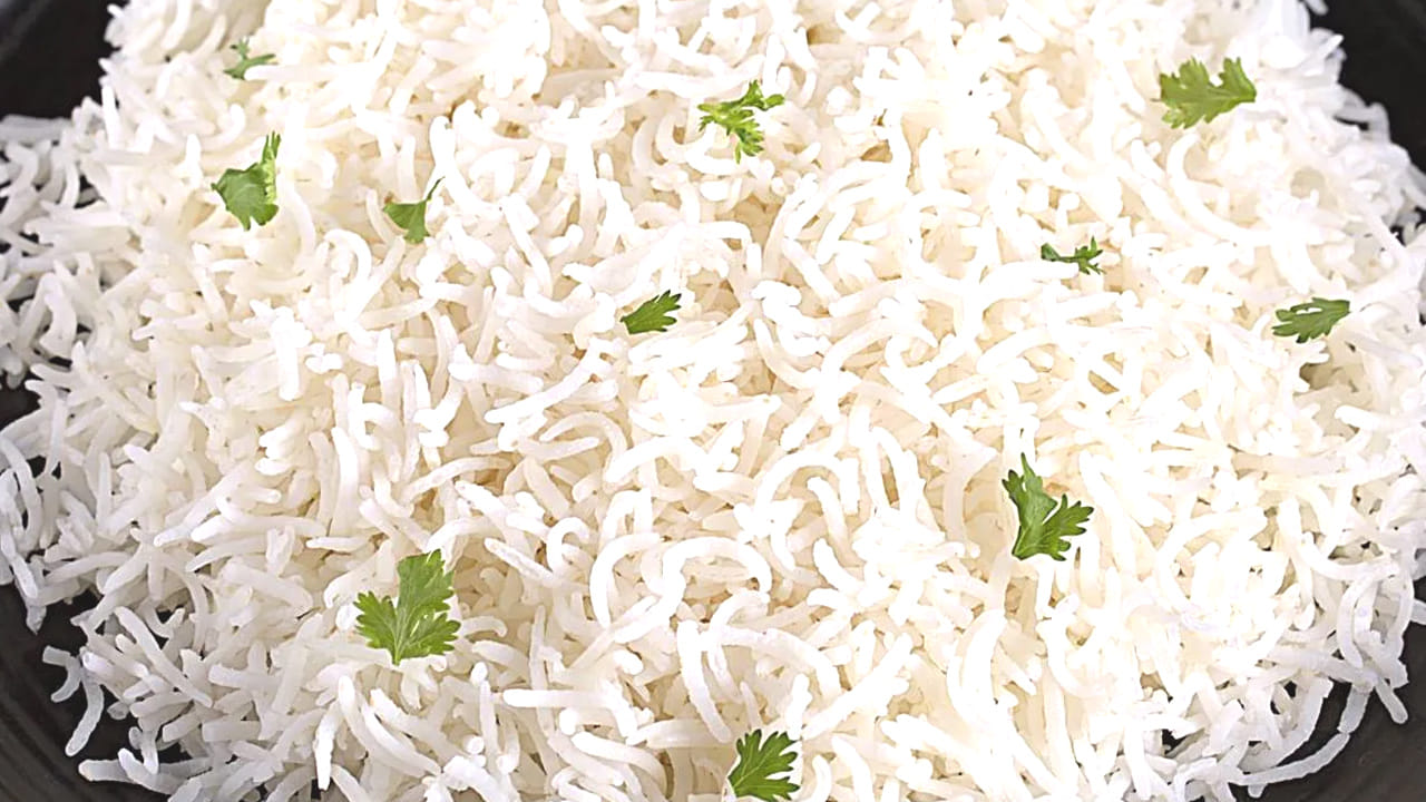 బియ్యం  ఉడికేటప్పుడు గరిటే పెట్టి ఎక్కువ సార్లు తిప్పకండి. అలా చేస్తే అది అన్నంగా లాగా అయిపోతుంది. బియ్యం ఉడికిందా లేదా అనేది చూడటానికి ఒకసారి మాత్రమే తిప్పి ఆ తర్వాత మూత పెట్టేయండి. 
