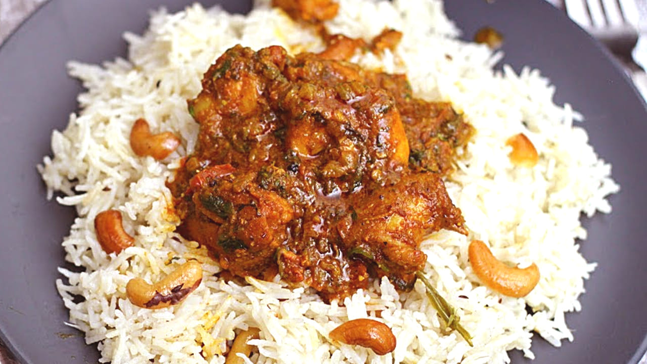 బియ్యం ఉడికిన వెంటనే కిందకు దించేయండి. కొందరు మంట మీదే అలాగే ఉంచేస్తారు. ఇలా పొయ్యి మీదే ఉంచడం వలన  అన్నం మెత్తగా అయిపోతుంది. కాబట్టి, 10 నిమిషాలు ఉంచి కిందకు దించేసి చికెన్ తో తినేయండి. 