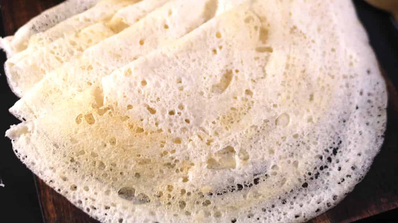 కావాల్సిన పదార్ధాలు: అన్నం మూడు కప్పులు, ఒక కప్పు బొంబాయి రవ్వ, ఒక పెద్ద ఉల్లిపాయ, 5 పచ్చిమిర్చి, 2 టేబుల్ స్పూన్స్ జీలకర్ర, ఒక టేబుల్ స్పూన్ మిరియాల పొడి, కరివేపాకు, కొత్తిమీర, రుచికి తగినంత ఉప్పు, 4 స్పూన్స్ నూనెను తీసుకోవాలి.