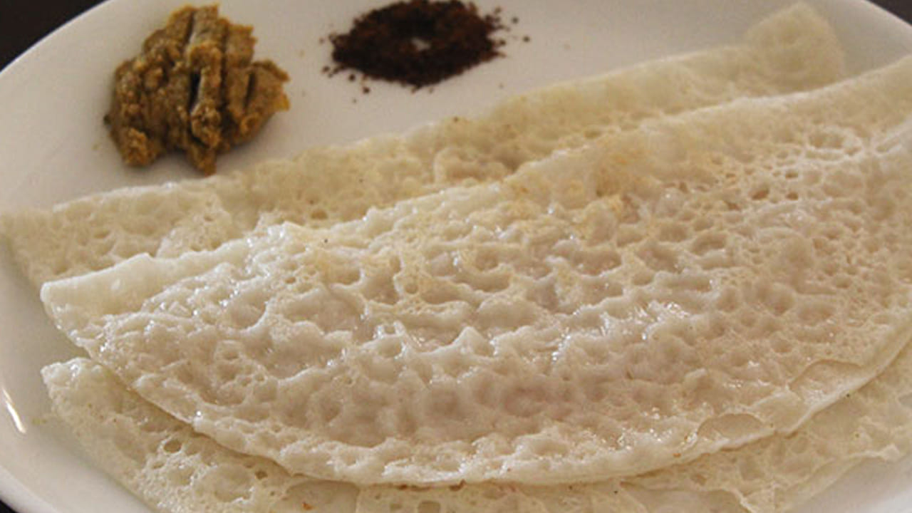 
రైస్  దోసెను  పలుచగా ఉంటే తినడానికి రుచిగా ఉంటుంది. కాబట్టి, దీనిలో కొద్దిగా నీళ్లు పోసి మిక్స్ అయ్యేలా కలుపుకోవాలి. ఇప్పుడు ఈ మిశ్రమాన్ని పది నిమిషాల పాటు పక్కన పెట్టుకోవాలి. 