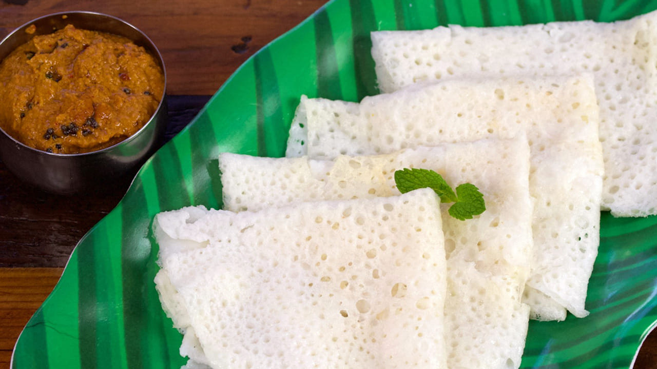 ఇక ఇప్పుడు స్టవ్ ఆన్ చేసి  పెనం పెట్టి దానిలో ఒక టేబుల్ స్పూన్ నూనె వేసి అది వేడయ్యాక  దాని మీద  గరిటెతో దోసె లాగా పోయండి. దోసెను రెండు వైపులా కాల్చిన తర్వాత ప్లేట్ లోకి తీసుకుని తినేయండి. పల్లీల చట్నీతో ఈ రైస్ దోసెను తింటే మరింత టేస్టీగా ఉంటుంది. 


