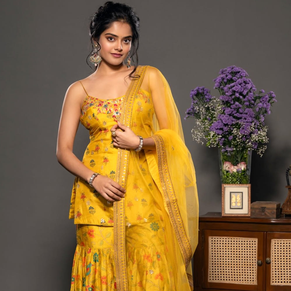 కానీ రాజా సాబ్ డివైడ్ టాక్ తెచ్చుకోవడంతో రిద్ధి కుమార్ ఆశలపై నీళ్లు చల్లినట్టైంది. ఇక సోషల్ మీడియాలో ఈ అమ్మడు తన ఫొటోలతో కవ్విస్తుంది. తాజాగా ఈ బ్యూటీ షేర్ చేసిన ఫోటోలు నెటిజన్స్ కు మతిపోగొడుతోంది. 