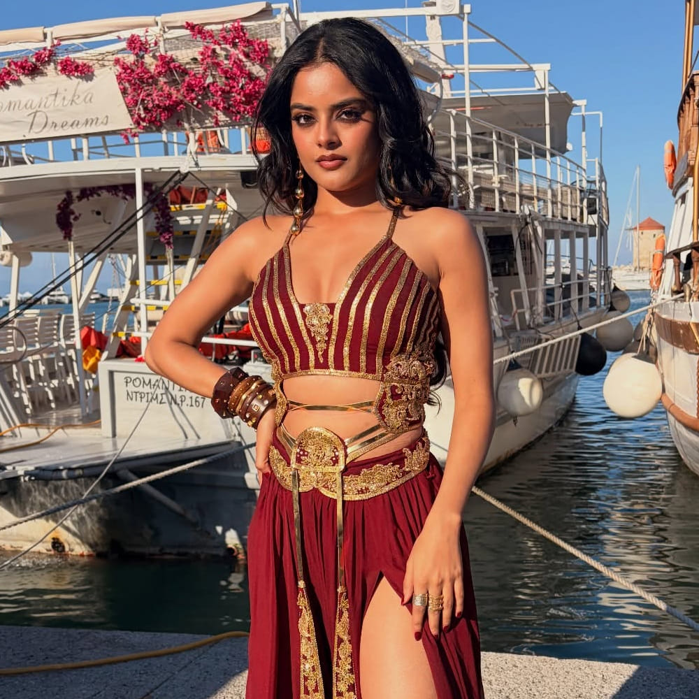 రాజా సాబ్ సినిమాలో తన అందాలతో మెప్పించింది ఈ అమ్మడు. ఈ సినిమా మిక్స్డ్ టాక్ సొంతం చేసింది. దాంతో ఈ ముద్దుగుమ్మ ఆశలు అడియాశలయ్యాయి. రాజా సాబ్ సినిమా విజయం సాధించి ఉంటే ఈ అమ్మడు తెలుగులో స్టార్ డమ్ సొంతం చేసుకునేది. 