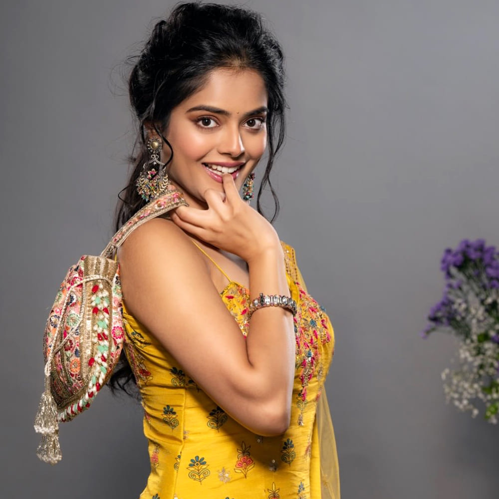 రాధేశ్యామ్ సినిమాలో ఒక చిన్న పాత్రలు తళుక్కున మెరిసింది ఈ ముద్దుగుమ్మ. ఇందులో అర్చరీ ప్లేయర్ గా కనిపించింది. ఆతర్వాత రీసెంట్ గా రెబల్ స్టార్ ప్రభాస్ నటించిన రాజా సాబ్ సినిమాలో కనిపించి అలరించింది. 