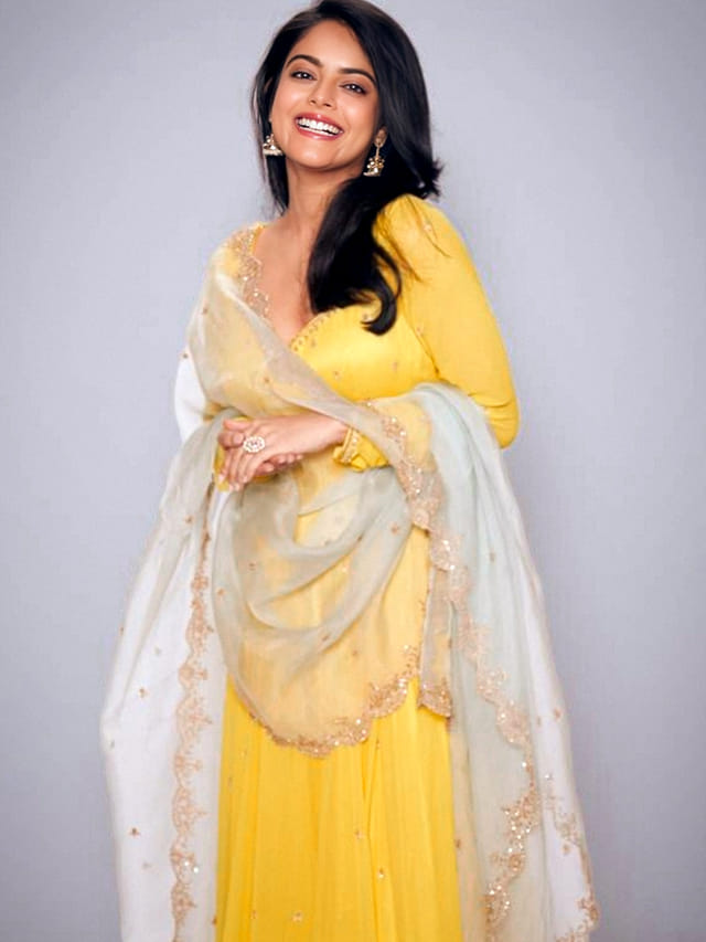 రాజా సాబ్ బ్యూటీ క్యూట్ ఫొటోలతోనే కట్టిపడేస్తుంది