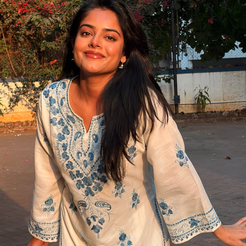 రాధేశ్యామ్ సినిమాలో ఒక చిన్న పాత్రలు తళుక్కున మెరిసింది ఈ ముద్దుగుమ్మ. ఇందులో అర్చరీ ప్లేయర్ గా కనిపించింది. ఈ బ్యూటికి అనుకున్నంతగా అవకాశాలు కూడా టాలీవుడ్ లో రావడం లేదు. ఇటీవలే ప్రభాస్ హీరోగా నటించిన రాజా సాబ్ సినిమాలో నటించింది.