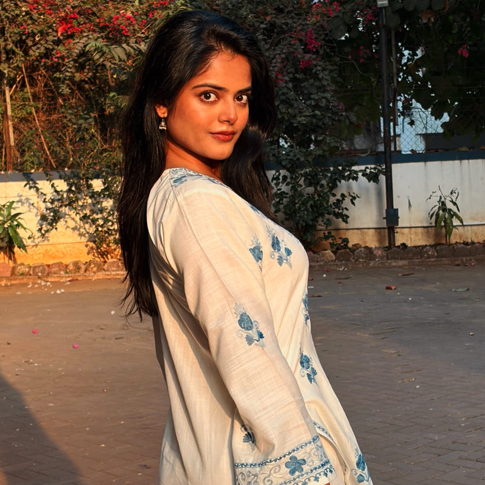 నేడు రిద్ది కుమార్ పుట్టిన రోజు. ఈ యంగ్ బ్యూటీ పుట్టిన రోజుకావడంతో అభిమానులు, సినీ సెలబ్రెటీలు ఈ చిన్నదానికి బర్త్ డే విషెస్ తెలుపుతున్నారు. ఈ క్రమంలోనే ఈ చిన్నదాని బ్యూటీ ఫుల్ ఫోటోలు నెట్టింట చక్కర్లు కొడుతున్నాయి.