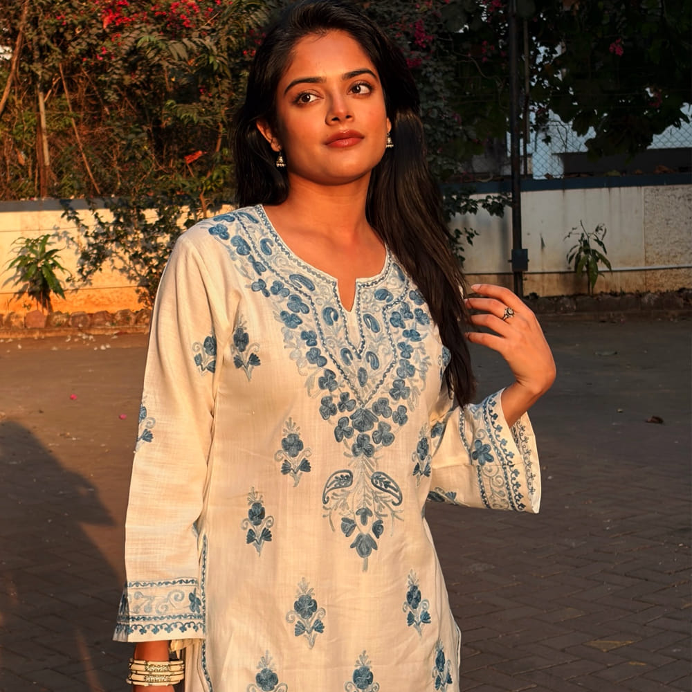 కెరీర్ తొలినాళ్లలో ఈబ్యూటీ గ్లామర్ రోల్స్ చేసేందుకు అంతగా ఆసక్తి చూపించలేదు. దీంతో ఈ భామకు అవకాశాలు అంతగా రావడం లేదని టాక్ వినిపిస్తుంది. ప్రస్తుతం గ్లామర్ రోల్స్ లోనూ కనిపిస్తూ మెప్పిస్తుంది రిద్ది కుమార్.