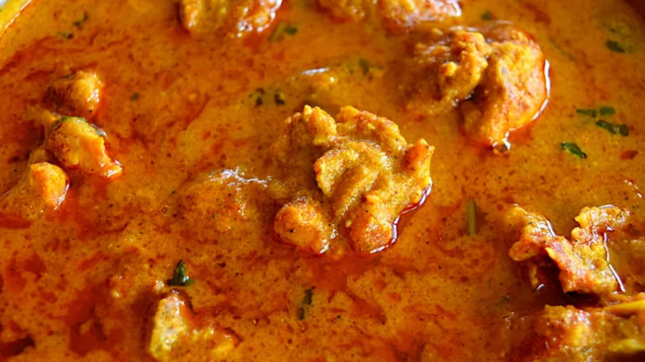 ముందుగా బీరకాయలను తీసుకుని బాగా కడిగి ముక్కలుగా చేసుకోవాలి. అలాగే, చికెన్ ను కూడా ఉప్పు, పసుపు నీటిలో కడగండి.