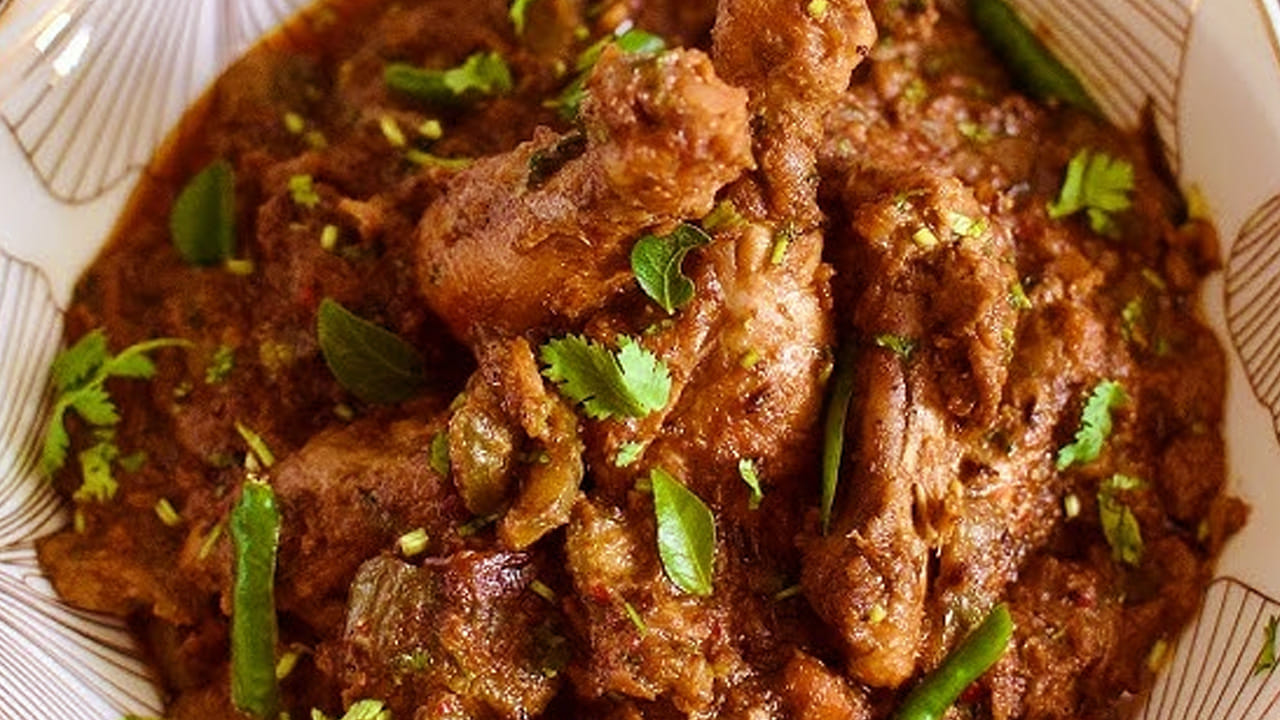 ఇక ఇప్పుడు అదే పాన్ లో మూడు స్పూన్లు నూనె వేసి, పచ్చి మిర్చి, టమోటా, ఉల్లిపాయ ముక్కలను వేసి వేయించాలి. ఇక ఇప్పుడు ఈ మిశ్రమంలో బీరకాయ  ముక్కలు, చికెన్ వేసి 15  నిమిషాలు పాటు మూత పెట్టి బాగా ఉడికించాలి. 