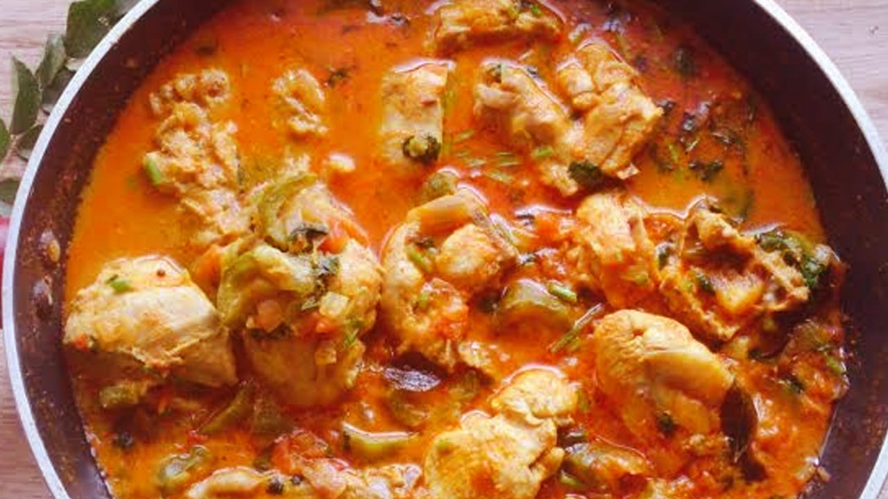  కావాల్సిన పదార్థాలు : పావు కిలో బీరకాయ ముక్కలు , పెద్ద ఉల్లిపాయ, అర కిలో చికెన్, 4, కట్ చేసిన పచ్చిమిర్చి,  ఒక టొమాటో,  ఒక టేబుల్ స్పూన్ అల్లం వెల్లుల్లి పేస్ట్,  కారం, అర టీ స్పూన్ పసుపు,  ధనియాల పొడి, అర టీ స్పూన్ గరం మసాలా,  2 టేబుల్ స్పూన్స్ నూనె, మీరు కూరల్లో తినేంత ఉప్పును తీసుకోండి.