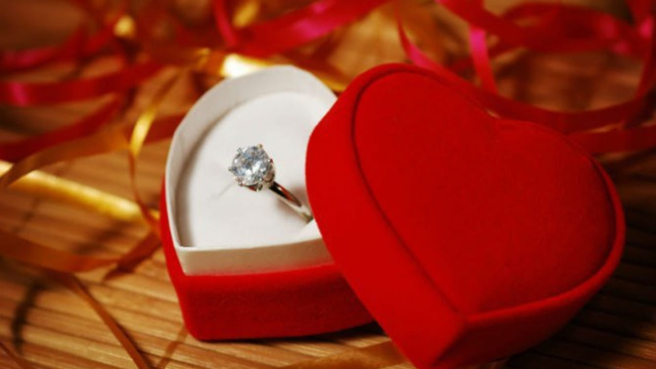 ముఖ్యంగా ఈ రోజు తమ భాగస్వామికి అద్భుతమైన కానుకలు ఇచ్చి, ఆశ్చర్య పరుస్తారు. అయితే ఈ వాలెంటైన్స్‌ డేకు మీరు కూడా మీ భాగస్వామికి బహుమతులు ఇవ్వాలి అనుకుంటున్నారా? ముఖ్యంగా చేతికి అందాన్ని ఇచ్చే రింగ్స్ ఇవ్వాలి అని ఆలోచిస్తున్నారా? అయితే మీ  మీ ప్రేమను తెలుపుతూ, మీ ప్రేమకు చిహ్నంగా ఉండే అద్భుతమైన రింగ్స్ ఏవో ఇప్పుడు చూద్దాం.