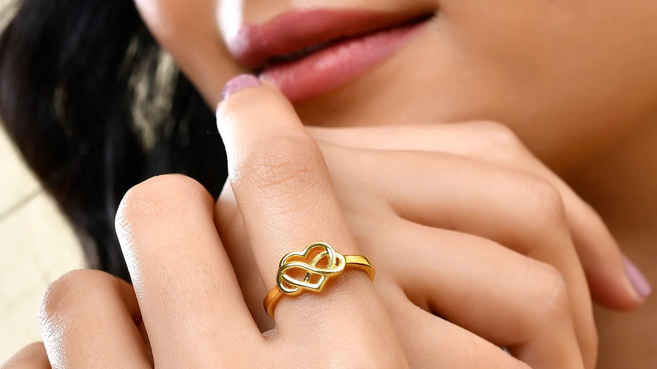 ఇన్ఫినిటీ రింగ్స్ : మీ ప్రేమ అనంతం.. కొలవలేనిది అని చెప్పడానికి ఇన్ఫినిటీ రింగ్ తమ భాగస్వామికి ఇస్తుంటారు. వాలెంటైన్స్ డే రోజు ఈ రింగ్ గిఫ్ట్ ఇవ్వడం చాలా స్పెషల్ అని చెప్పవచ్చు. నా ప్రేమ అనంతం అంటూ మీ భాగస్వామికి ఈ రింగ్ తొడగడం వలన తాను చాలా సంతోషపడే ఛాన్స్ ఉంటుంది. కాబట్టి వాలెంటైన్స్ డే రింగ్ గిప్ట్‌లో ఇది చాలా బెస్ట్.