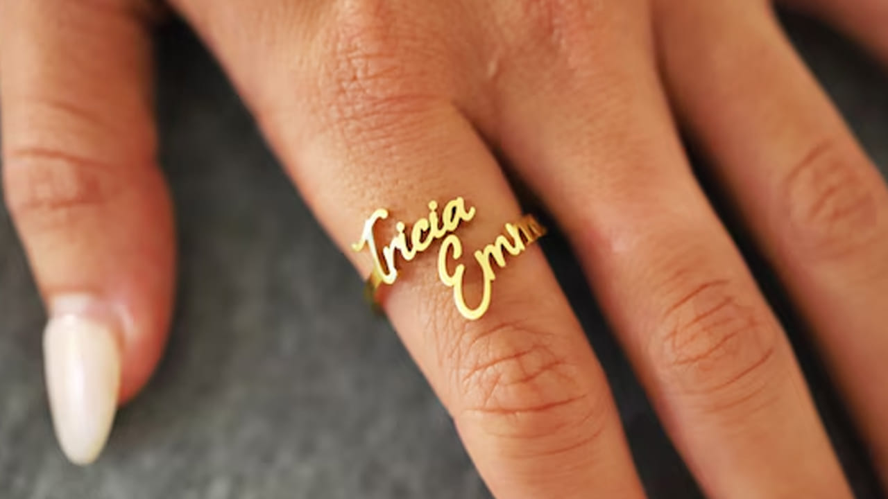 నేమ్ రింగ్స్ : మీ నేమ్‌తో ఉన్న రింగ్‌ను గిఫ్ట్ ఇవ్వడం చాలా స్పెషల్‌గా ఉంటుంది. నీకు తోడుగా నేను ఎప్పుడూ ఉంటాను అనే అర్థాన్ని ఇది సూచిస్తుంది. ఇది మీ ఇద్దరి మధ్య ప్రేమను మరింత పెంచుతుంది. అంతే కాకుండా ప్రతి క్షణం మీరు తన గుండెల్లో నిలిచి పోతుంటారు.