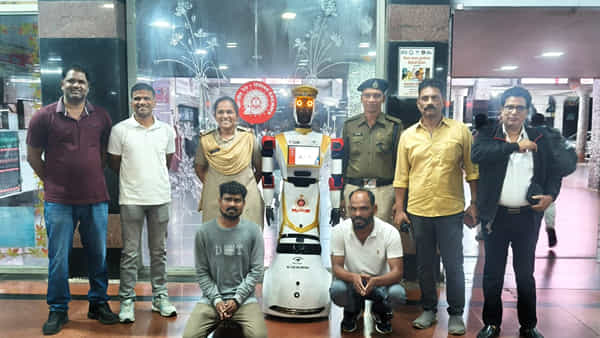 Vizag: స్టేషన్లో తచ్చాడుతున్న ఇద్దరిని గుర్తించిన రోబో కాప్ అర్జున్