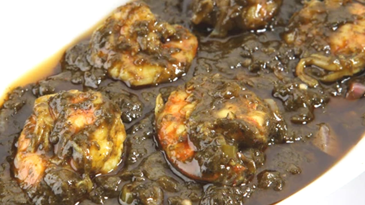 ఇప్పుడు మళ్ళీ పాన్ లో నూనె వేసి ఉల్లిపాయలు ముక్కలు వేసి బాగా వేయించాలి. ఆ తర్వాత అల్లం వెల్లుల్లి పేస్ట్ కూడా వేసి వేయించాలి. ఇక ఇప్పుడు మీరు తీసుకున్న అన్ని రకాల పొడిని బాగా మిక్స్ చేసి కలపాలి.