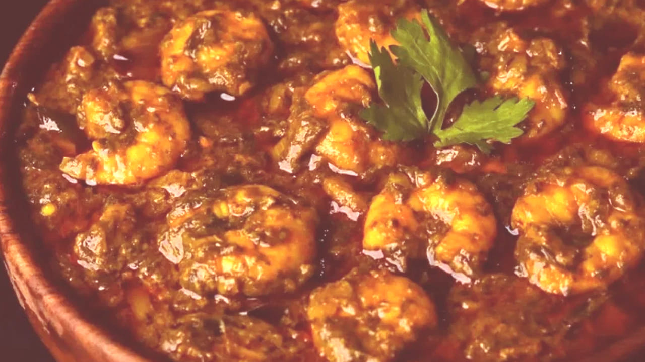 ఇప్పుడు, ఈ  మిశ్రమంలో ముందుగా తీసుకున్న రొయ్యలు వేసి 5 నిమిషాల తర్వాత గోంగూర పేస్టును కూడా బాగా మిక్స్ అయ్యేలా   కలపాలి. ఇక ఇప్పుడు గ్రేవీ కోసం అర గ్లాసు నీళ్లు వేసి సన్నని మంట మీద 20 నిముషాలు ఉంచాలి.  గ్రేవీగా మారాక కిందకు దించేయండి. అంతే వేడి వేడి  గోంగూర రొయ్యల ఇగురు రెడీ. 