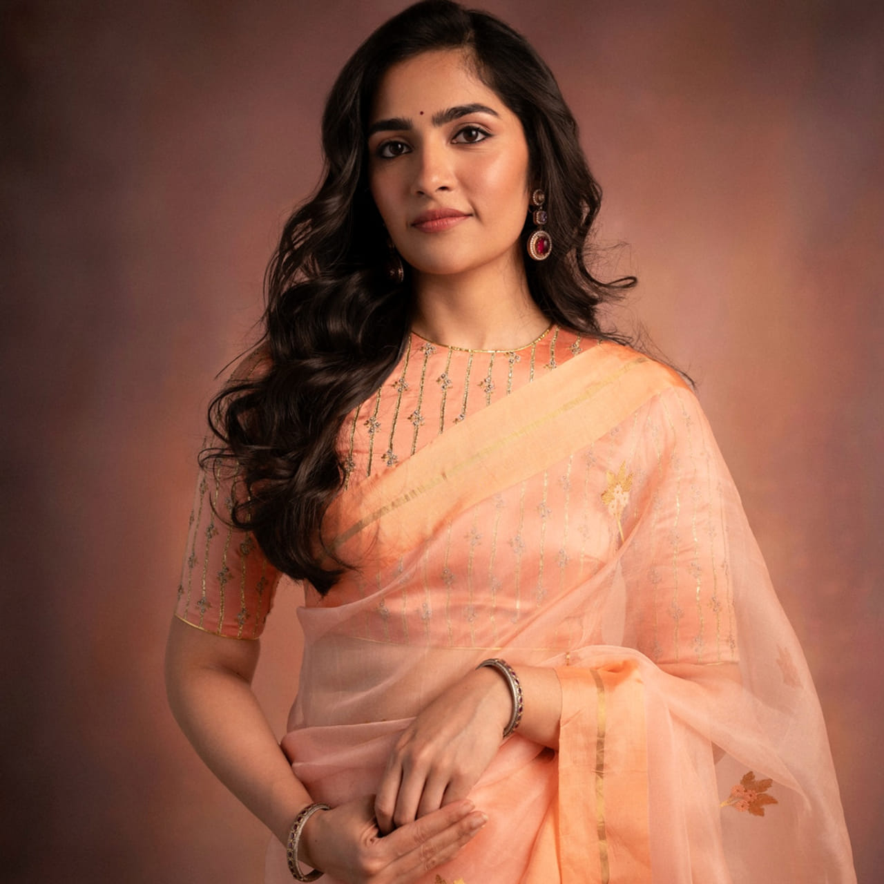 కన్నడ ఇండస్ట్రీలో తనకంటూ మంచి గుర్తింపు తెచ్చుకుంది ముద్దుగుమ్మ రుక్మిణి వసంత్. సప్తసముద్రాల దాటి అనే సినిమాతో తెలుగు ప్రేక్షకులను పలకరించింది ఈ అందాల ముద్దుగుమ్మ. ఈ సినిమా కన్నడలో తెరకెక్కినప్పటికీ తెలుగులోకి డబ్ అయ్యింది. 