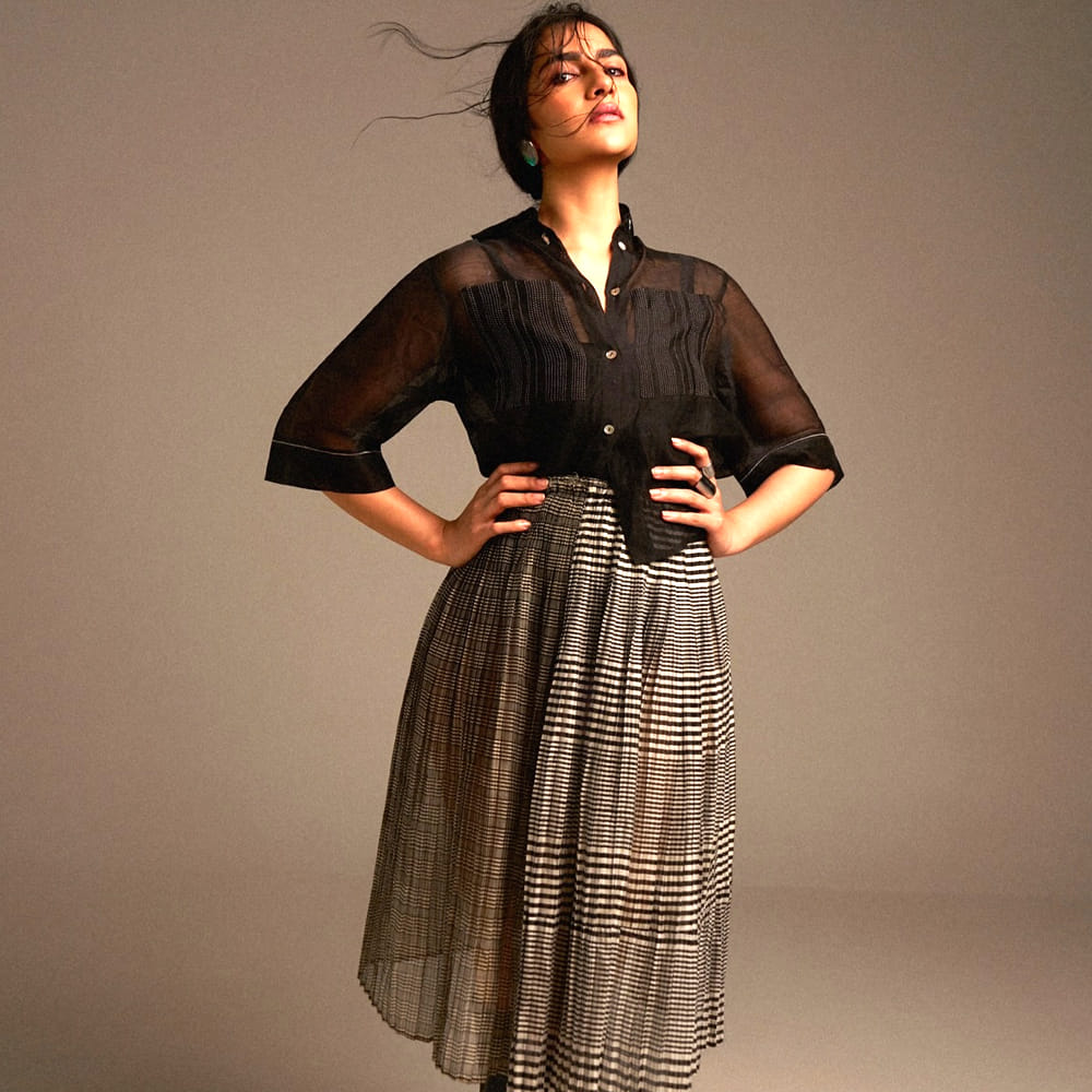 ఈ సినిమా ఆమెకు స్టార్ ఇమేజ్ తెచ్చిపెట్టింది. దీంతో తెలుగుతోపాటు కన్నడలోనూ ఈ బ్యూటీకి వరుస ఆఫర్స్ క్యూ కట్టాయి. కన్నడలో శ్రీమురళీకి జోడిగా భఘీర చిత్రంలో నటించింది. ఈ సినిమా పర్లేదు అనిపించుకుంది.. అలాగే నిఖిల్ సరసన అప్పుడో ఇప్పుడో ఎప్పుడో చిత్రంలో నటించింది.