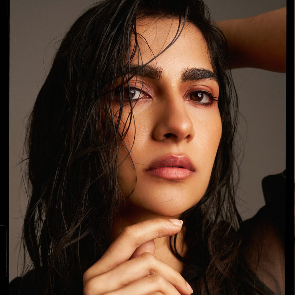 బీర్బల్ సినిమాతో హీరోయిన్ గా తెరంగేట్రం చేసిన ఈ వయ్యారి హిందీలో అప్ స్టైర్స్ అనే సినిమాలో నటించింది. మొదటి సినిమాతోనే సూపర్ హిట్ అందుకున్న ఈ వయ్యారికి ఇప్పుడు సోషల్ మీడియా భారీ ఫాలోయింగ్ వచ్చేసింది. సప్త సాగరాలు దాటి సినిమాతో సౌత్ ఇండస్ట్రీలో ఒక్కసారిగా ఫేమస్ అయ్యింది ఈ హీరోయిన్.