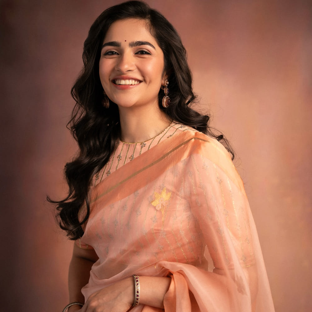 ప్రస్తుతం ఎన్టీఆర్ సినిమాతో పాటు మరో తెలుగు సినిమాలోనూ ఛాన్స్ అందుకుందని తెలుస్తుంది. అలాగే సోషల్ మీడియాలో ఈ చిన్నది చాలా యాక్టివ్ గా ఉంటుంది. రెగ్యులర్ గా ఫోటోలు షేర్ చేస్తూ అభిమానులను ఆకట్టుకుంటుంది రుక్మిణి వసంత్. 