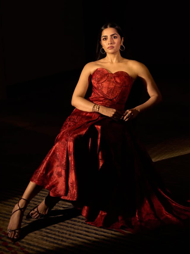 అందాలతో గత్తరలేపుతున్న కన్నడ భామ రుక్మిణి