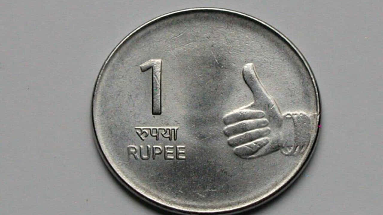 మన దేశంలో రూ.1, రూ.2, రూ.5. రూ.10, రూ.20 కాయిన్స్ ప్రస్తుతం చలామణిలో ఉన్న విషయం తెలిసిందే. గతంలో పైసల నాణెలు కూడా ఉండగా.. ఇప్పుడు అవి చలామణిలో ఉండటం లేదు. కానీ రూపాయి మనందరం వాడుతూ ఉంటాం. కిరాణా షాపులో వస్తువుల కొనుగొలు లేదా బస్సులో టికెట్ కోసం రూపాయి యూజ్ చేస్తూ ఉంటాం. అయితే రూపాయి తయారు చేయడానికి ఎంత ఖర్చు అవుతుందో మీకు తెలిస్తే ఆశ్చర్యపోతారు.