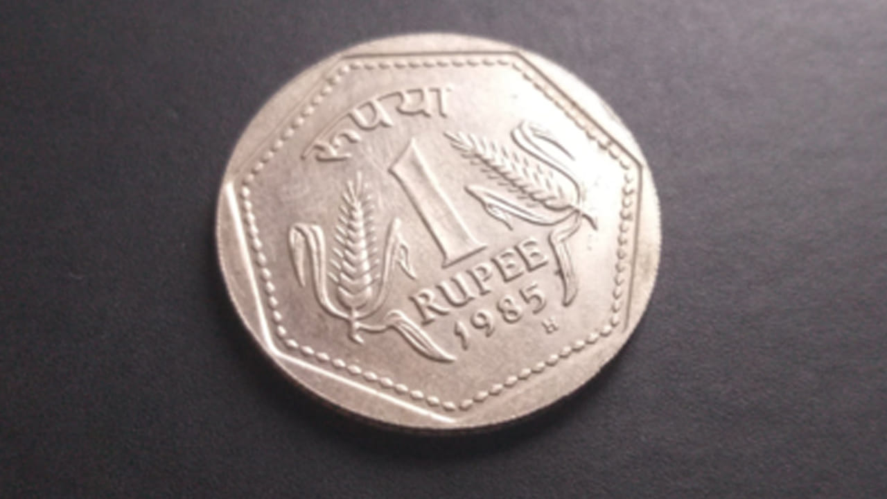 ఒక్క రూపాయి కాయిన్ తయారు చేయడానికి దాని విలువ కంటే ఎక్కువ ఖర్చవుతుంది. అవును.. మీరు విన్నది నిజమే. ఒక్క రూపాయి కాయిన్ ముద్రణకు రూ.1.11 ఖర్చవుతుంది. అంటే ప్రభుత్వానికి అదనంగా రూ.1పై 11 పైసలు ఎక్కువ భరిస్తుంది. అయినా ప్రభుత్వం ఆ నాణేలను తయారుచేయడం వెనుక ఒక కారణం ఉంది.