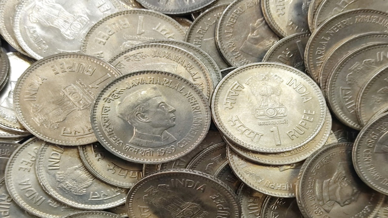 కరెన్సీ నోటు 5 ఏళ్లు మాత్రమే బాగుంటుంది. ఆ తర్వాత చినిగిపోయే అవకాశముంటుంది. కానీ కాయిన్ 100 ఏళ్ల వరకు చెక్కు చెదరదు. ఒకవేళ కాయిన్స్ పాడైపోయినా లోహాన్ని కలిగింది కొత్త నాణెలను తయారుచేయవచ్చు. అందుకే నష్టమైనా కాయిన్స్ను తయారుచేస్తున్నారు.