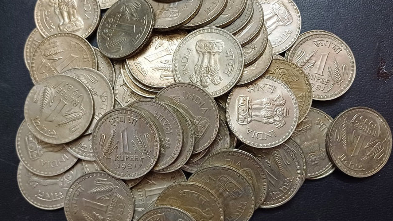 ఇక చిల్లల సమస్య రాకుండా ఉండటానికి కూడా రూ.1 కాయిన్ను తయారుచేస్తున్నారు. రూ.5 నాణెం తయారీకి రూ.3.69 పైసలు, రూ.10 నాణెంకు రూ.5.54 పైసలు ఖర్చు చేస్తున్నారు. ఇక కరెన్సీ నోట్ల తయారీ విషయానికొస్తే.. రూ.10 నోటుకు 96 పైసలు, రూ.100 నోటుకు రూ.1.77 పైసలు, రూ.500 నోటుకు రూ.2.29 పైసల ఖర్చవుతుంది.