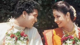 అంజలి సచిన్‎ను వెనుక పరిగెత్తి మరీ పడేసిందా ?