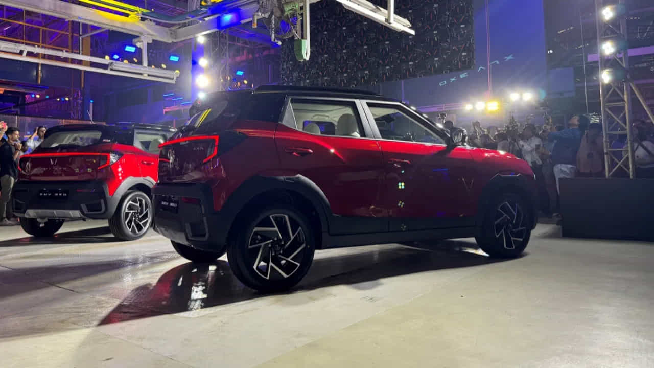 మహీంద్రా Xuv 3xo సేఫ్టీ రేటింగ్: ఈ మహీంద్రా SUV ధరలు రూ.7.36 లక్షల నుండి ప్రారంభమవుతాయి (ఎక్స్-షోరూమ్). ఈ వాహనం భారత్ NCAP క్రాష్ టెస్ట్లో 5-స్టార్ రేటింగ్ను కూడా పొందింది. వయోజన ప్రయాణికుల భద్రత కోసం 32కి 29.36, పిల్లల భద్రత కోసం 49కి 43 స్కోర్ చేసింది.